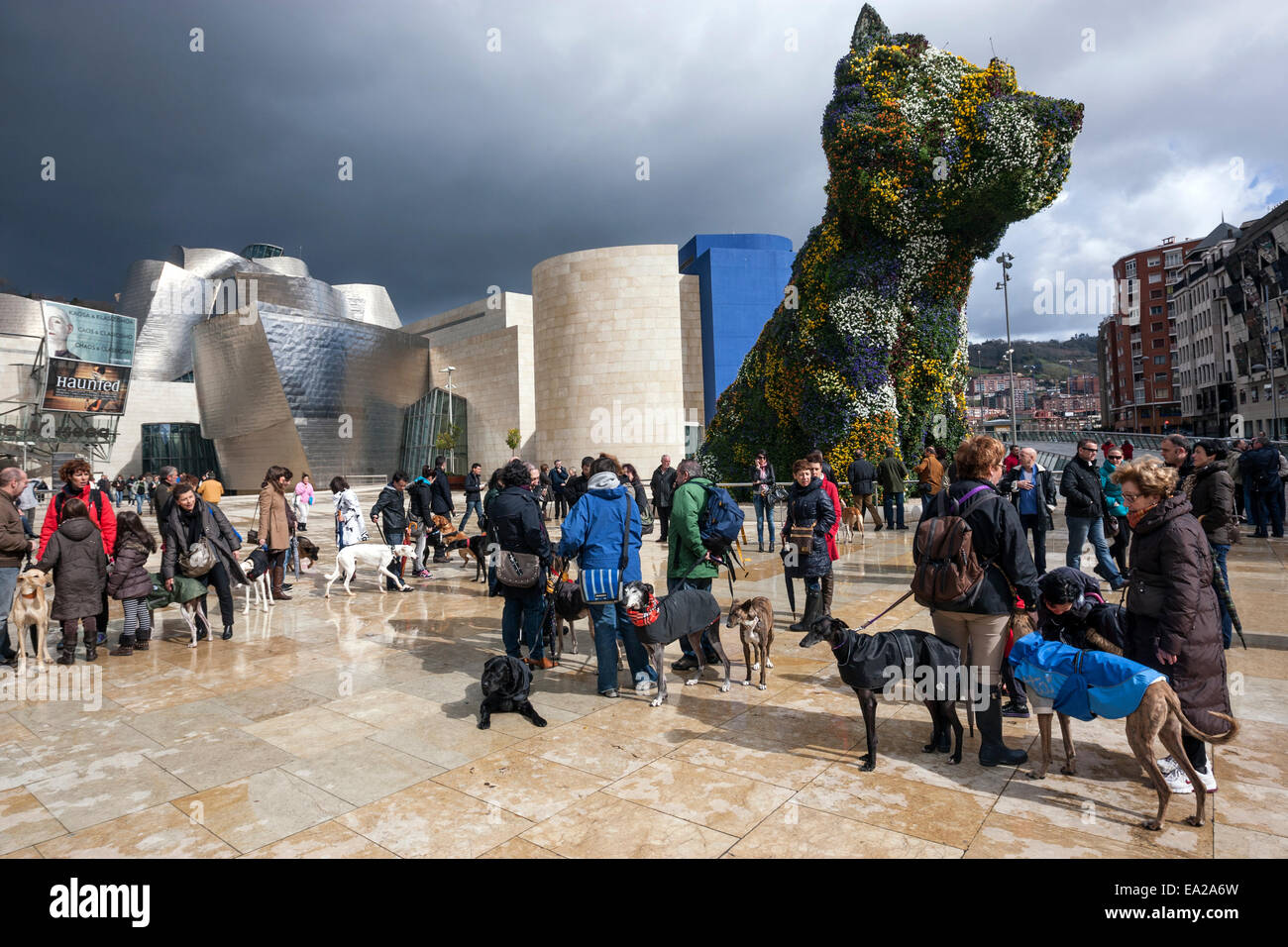 Chiot par Jeff Koons en face de l'entrée principale du Musée Guggenheim Bilbao. Conçu par l'architecte Frank Gehry, canado-américaines Banque D'Images