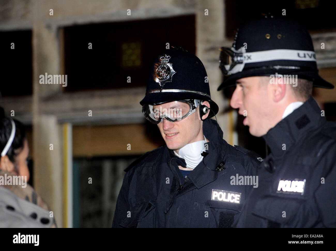 Lewes, dans le Sussex, UK. 5 novembre, 2014. La police a émis avec des lunettes de protection lors de l'assemblée annuelle de célébration et de Parade de Lewes Bonfire Banque D'Images