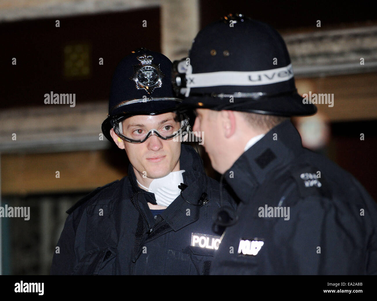 Lewes, dans le Sussex, UK. 5 novembre, 2014. La police a émis avec des lunettes de protection lors de l'assemblée annuelle de célébration et de Parade de Lewes Bonfire Banque D'Images