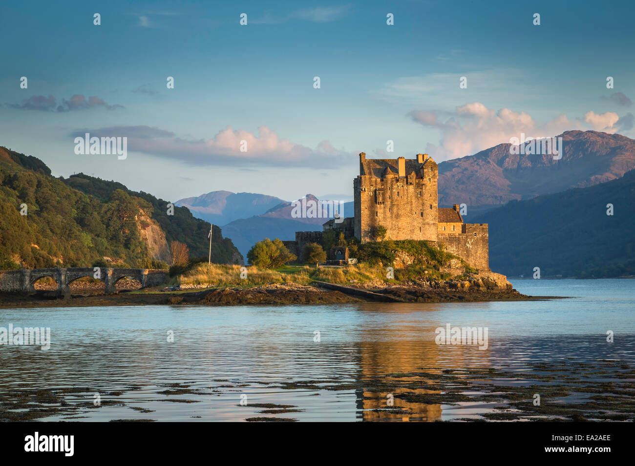 La fin de l'après-midi du soleil sur le château d'Eilean Donan, Dornie, Loch Duich, Wester Ross, Scotland Banque D'Images