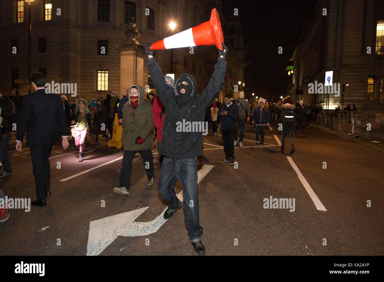 Londres, Royaume-Uni. 5 novembre, 2014. L'image montre les manifestants contre l'austérité dans The Birdcage Walk, centre de Londres une partie du groupe militant anonyme Mars Masque 'Million' qui menacent de bloquer ce soir à Londres. Crédit : Jeff Gilbert/Alamy Live News Banque D'Images