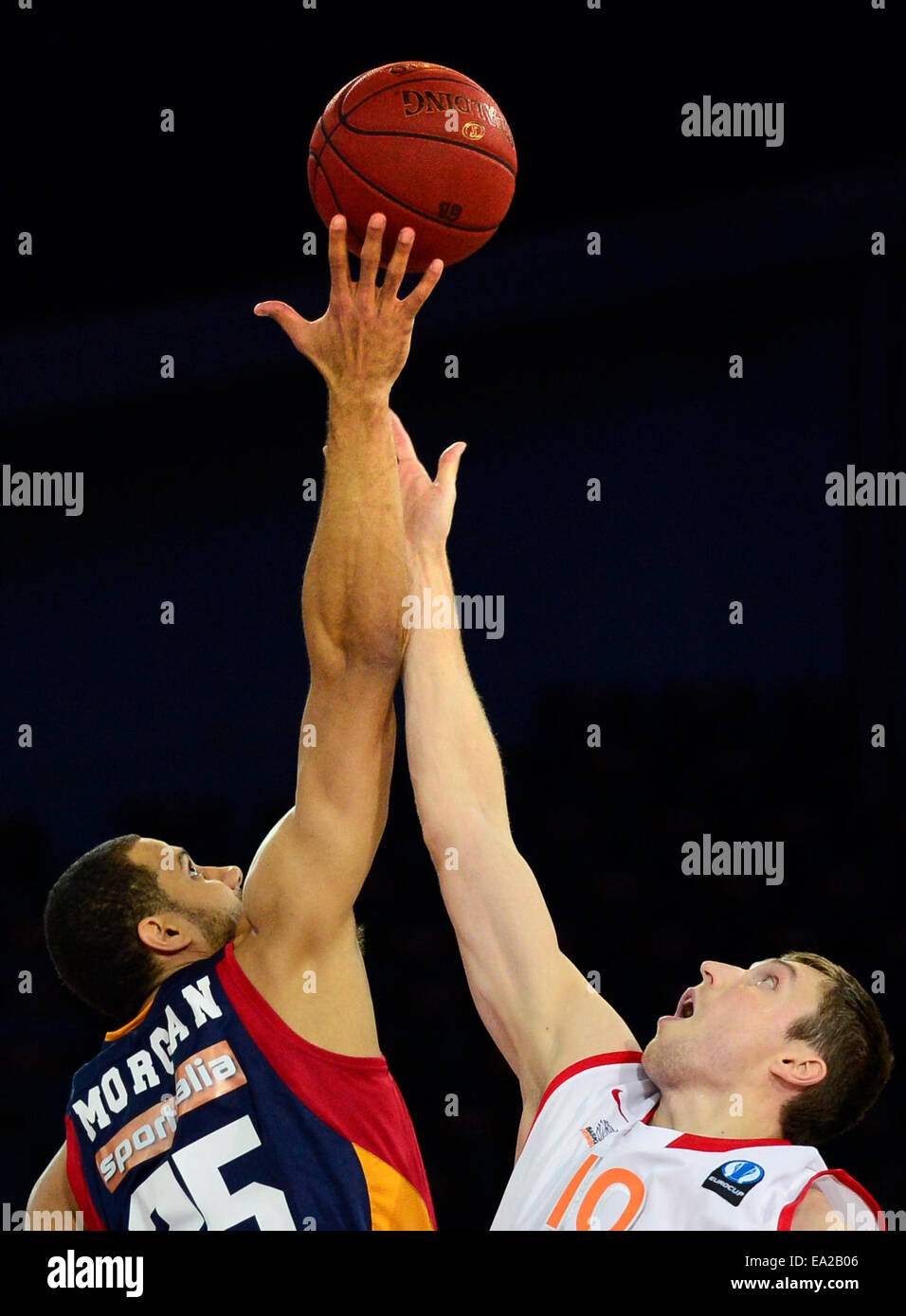 Pavel Houska de Nymburk, droite, et Jordan Morgan de Rome sur la photo lors de la Coupe européenne de basket-ball hommes 4e tour groupe C vs Nymburk match Virtus Rome à Prague, République tchèque, le 5 novembre 2014. (CTK Photo/Roman Vondrous) Banque D'Images