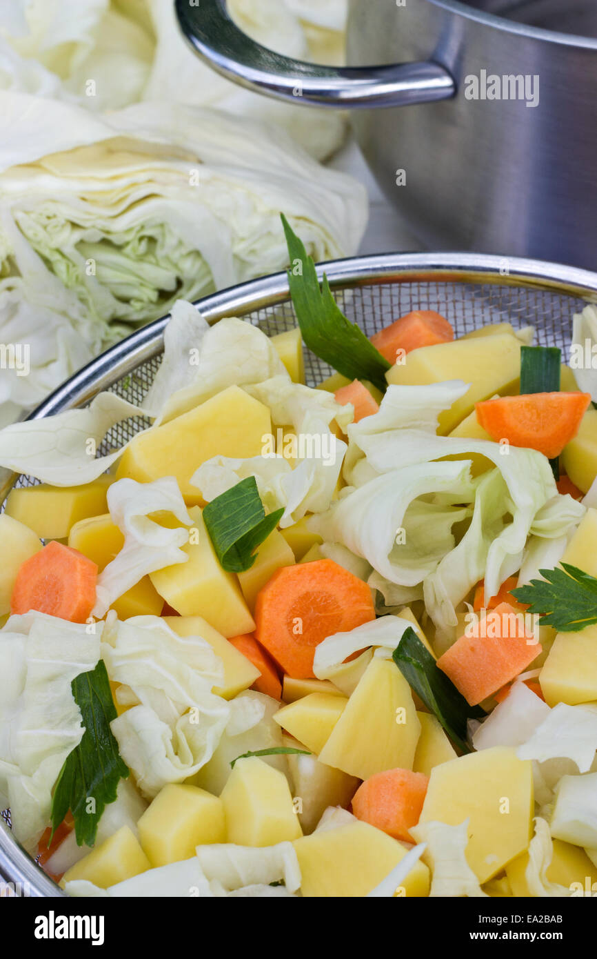 Tamis avec des légumes hachés et pot Banque D'Images