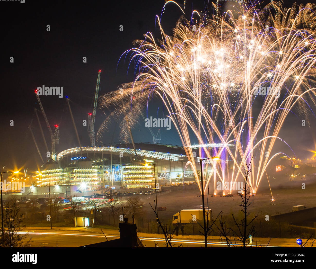 Etihad Stadium et feu d'artifice avant le match de la Ligue des Champions la nuit, Manchester City contre le CSKA Moscou. Banque D'Images