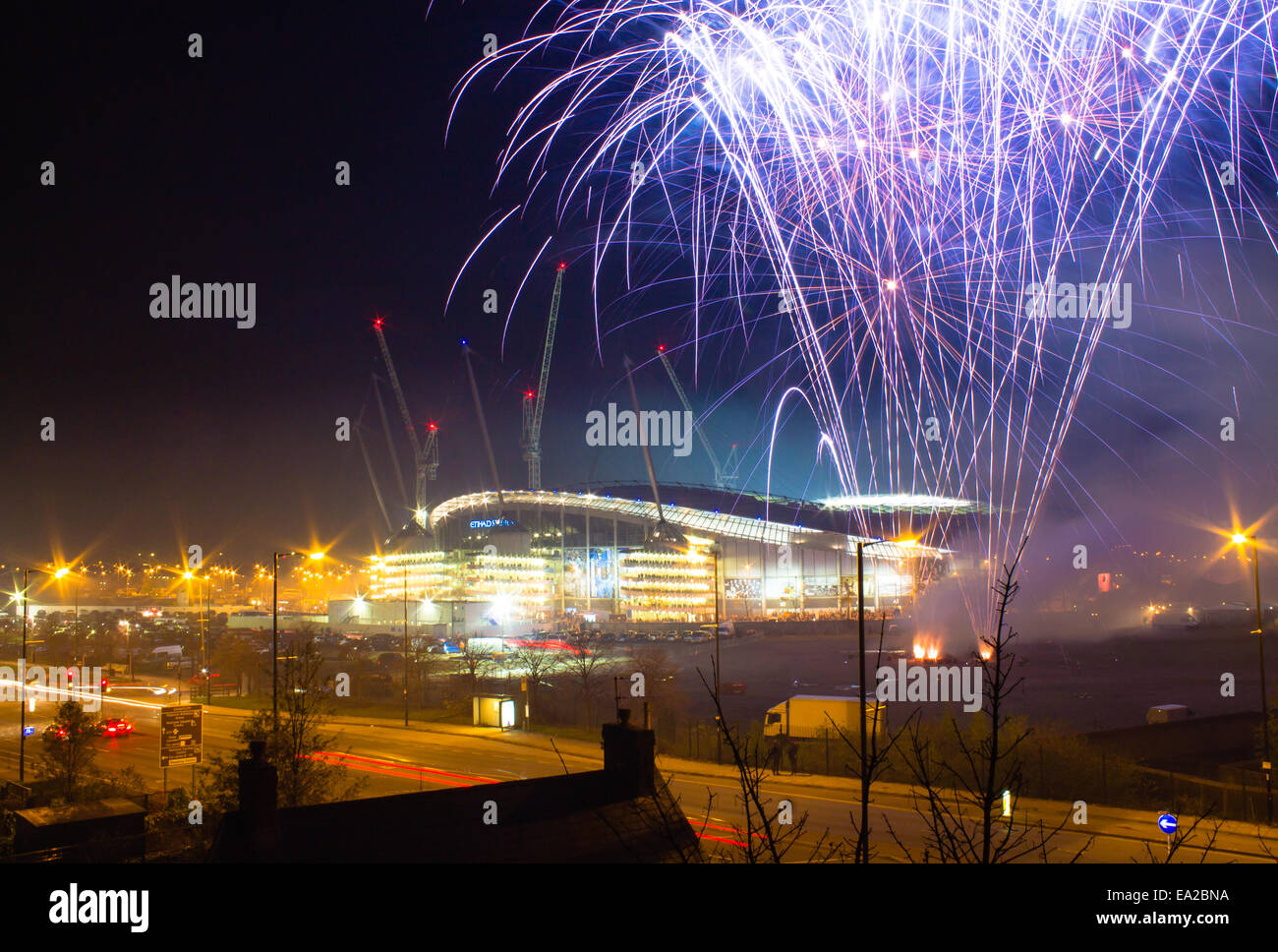 Etihad Stadium et feu d'artifice avant le match de la Ligue des Champions la nuit, Manchester City contre le CSKA Moscou. Banque D'Images