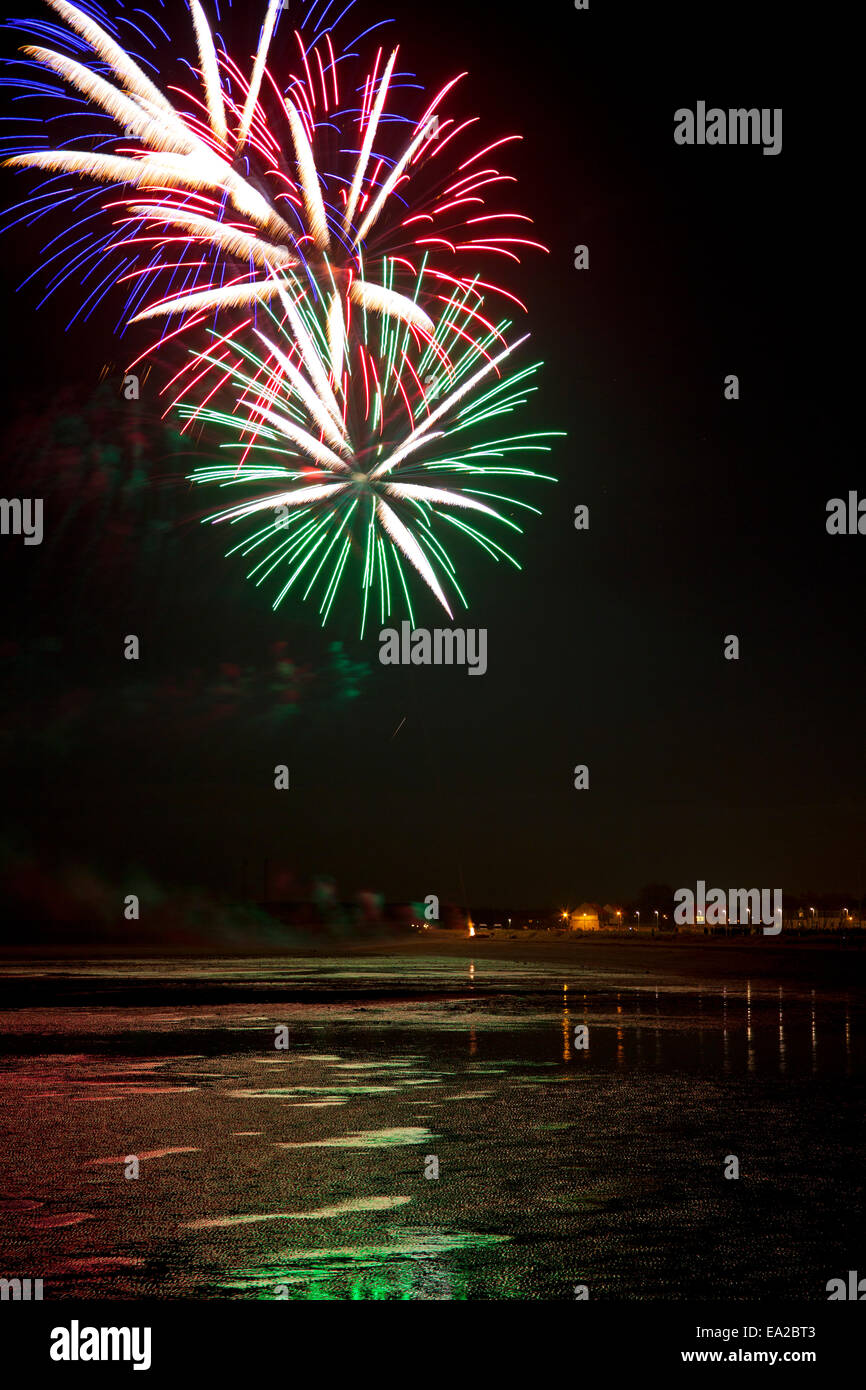 Musselburgh, Écosse, Royaume-Uni. 5e novembre 2014. Très froide 3 degrés pour la Musselburgh 5 Novembre d'artifice à Fisherrow Liens qui est fourni gratuitement par le Conseil d'East Lothian. Banque D'Images