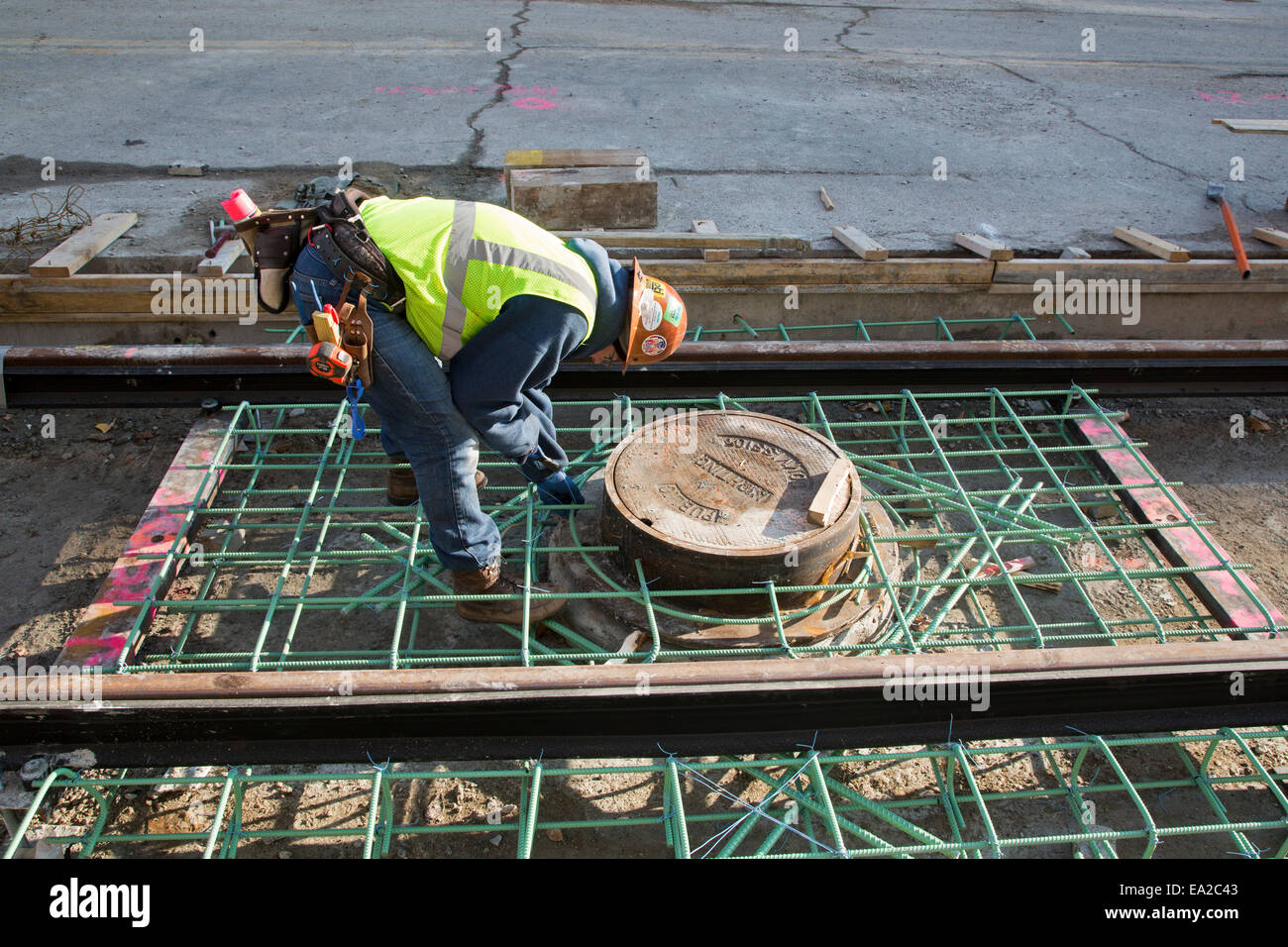 Detroit, Michigan - Travailleurs installer rails pour 3,3 milles M1 projet ferroviaire. Banque D'Images