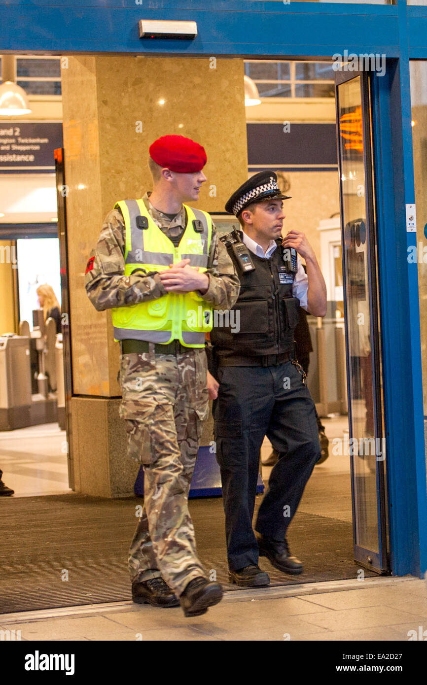 La police militaire ont joint leurs forces avec la Police métropolitaine de contrôler les fêtards de l'armée d'aujourd'hui vs Navy rugby match à Twickenham Où : London, England, United Kingdom Quand : 03 mai 2014 Banque D'Images