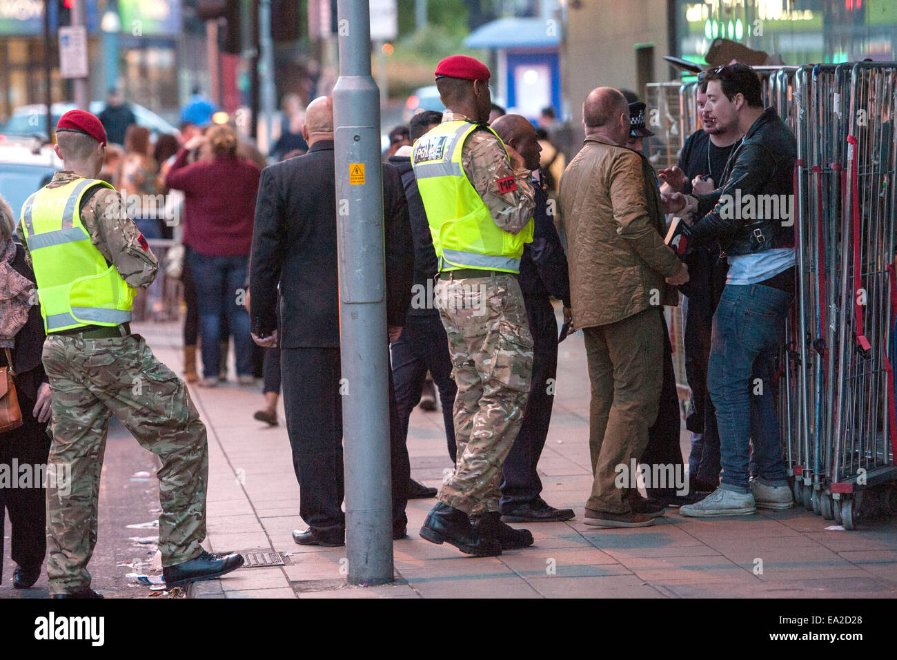 La police militaire ont joint leurs forces avec la Police métropolitaine de contrôler les fêtards de l'armée d'aujourd'hui vs Navy rugby match à Twickenham Où : London, England, United Kingdom Quand : 03 mai 2014 Banque D'Images