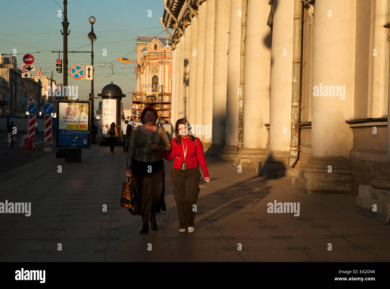 Les grandes ombres des nuits blanches, les longues nuits d'été lorsque le jour dure 24 heures à Saint-Pétersbourg, en Russie. Banque D'Images