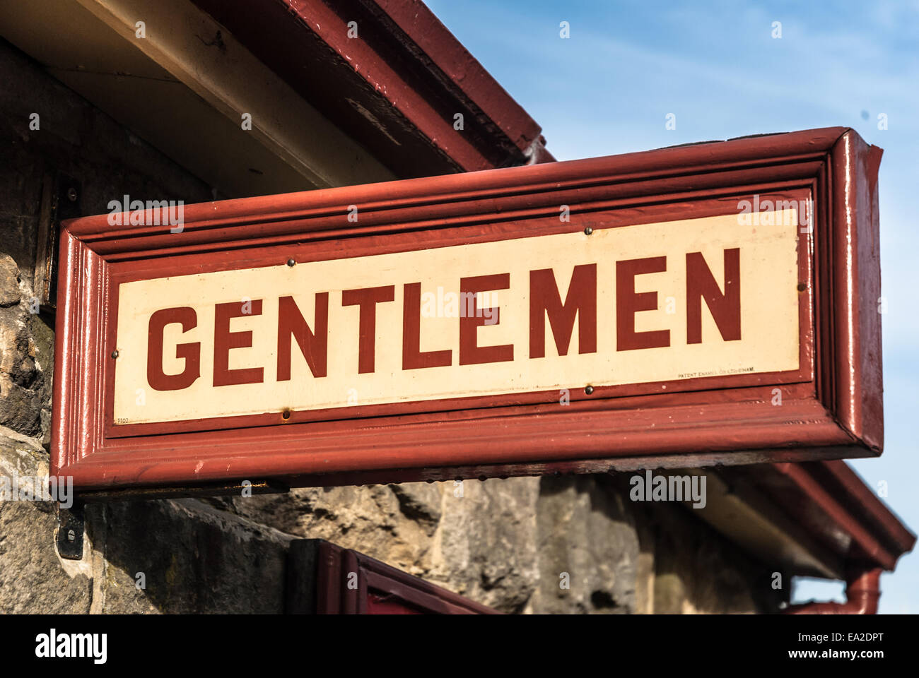 Retro style gentlemen' toilettes signe à une ancienne gare. Banque D'Images