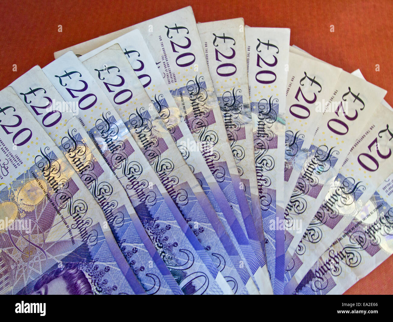 Les billets de 20 livres UK sur la table Banque D'Images