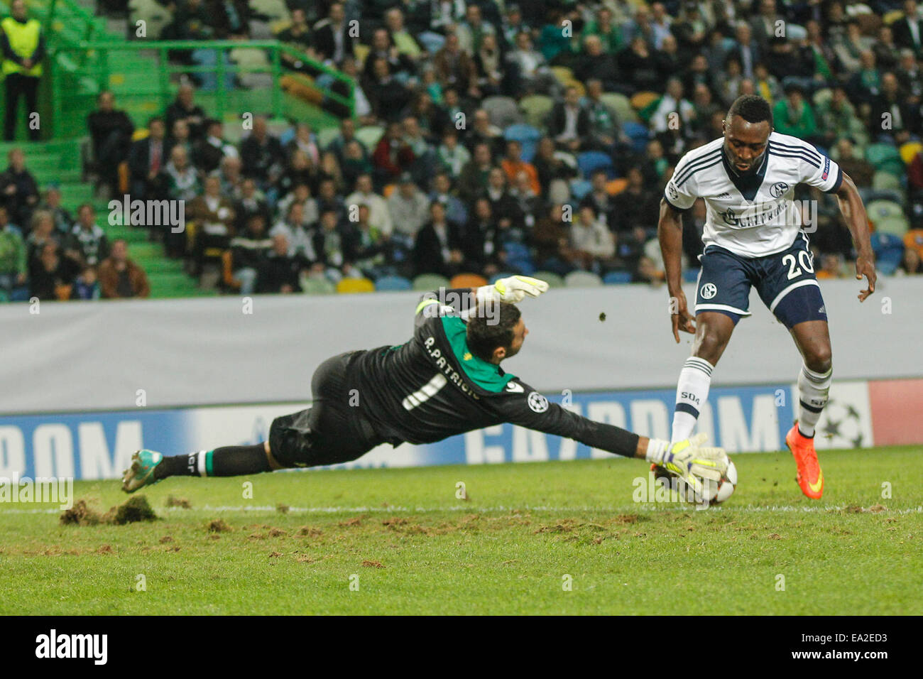 Gardien Rui Patrício sportifs (1) et Schalke 20 (Obasi avant) lors de match de la Ligue des Champions, Schalke 04 x sportifs match au stade Alvalade, Lisbonne, Portugal. Banque D'Images