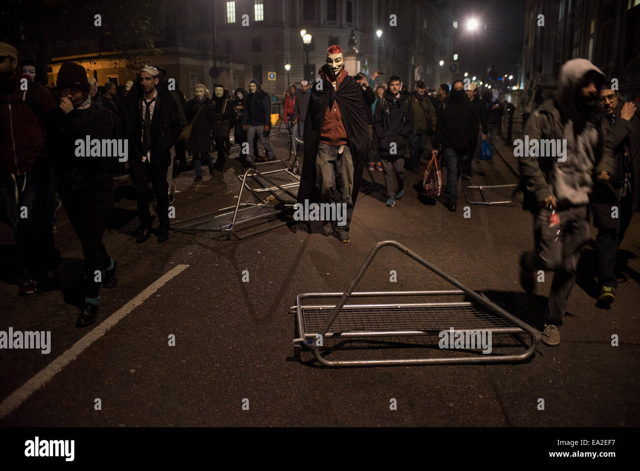 Londres, Royaume-Uni. 5 novembre, 2014 manifestants à pied. au cours des millions de Mars Bonfire Night Masque sur Crédit : Piero Cruciatti/Alamy Live News Banque D'Images