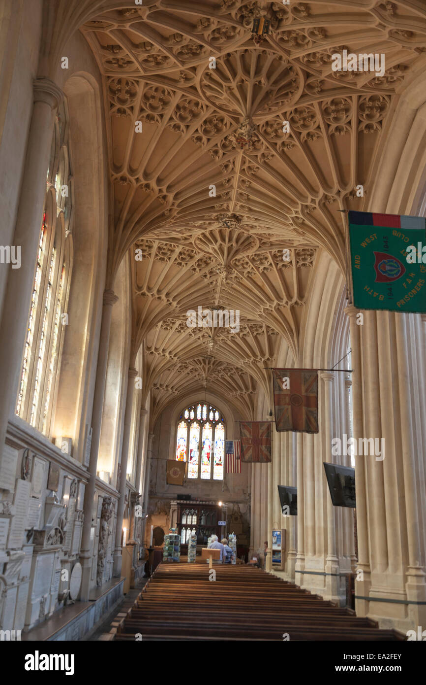 La belle et délicate d'un plafond voûté du ventilateur de l'abbaye de Bath à Bath, Somerset Banque D'Images
