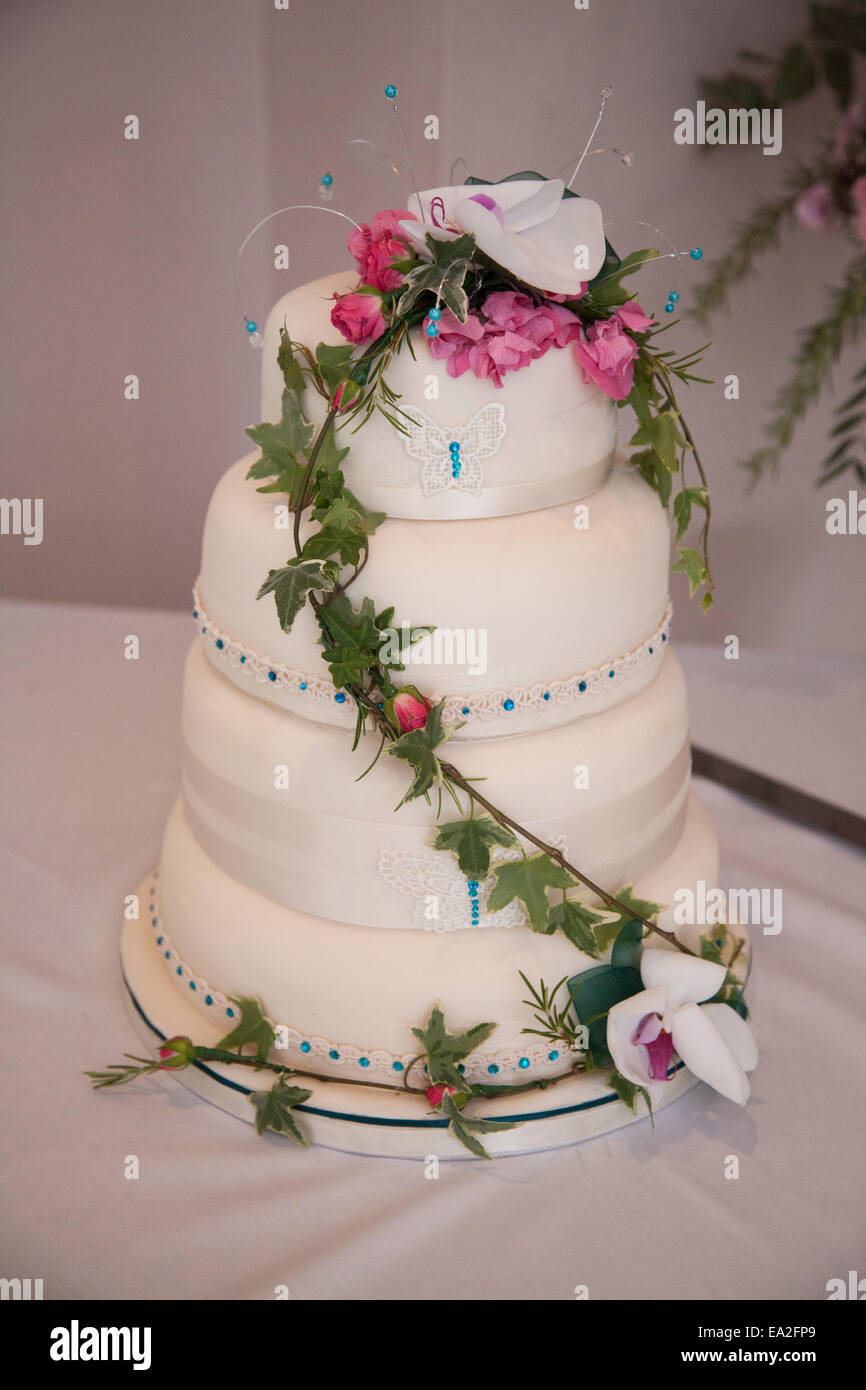 Gâteau de mariage décoration avec fleurs comestibles au gâteau  International - Les Sugarcraft décoration de gâteaux, pâtisseries et Show à  Londres Photo Stock - Alamy