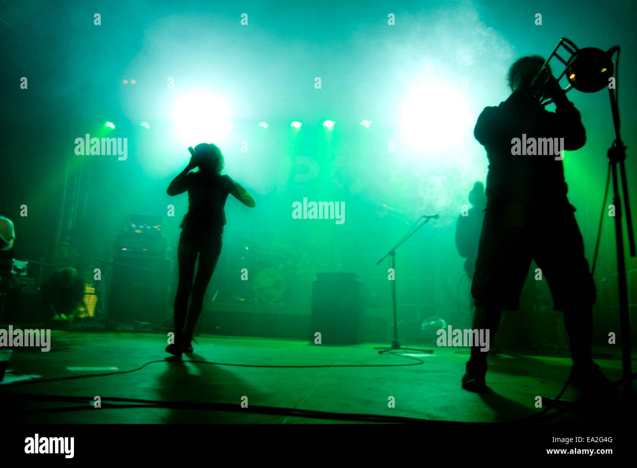 Groupe sur scène au concert. Groupe jouant des chansons sur scène. Banque D'Images