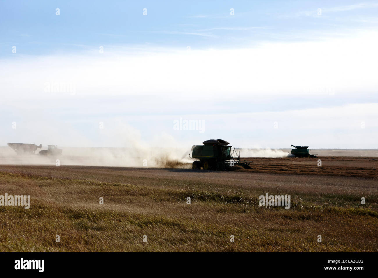 Moissonneuses-batteuses John Deere la récolte sur les prairies de la Saskatchewan Canada Banque D'Images