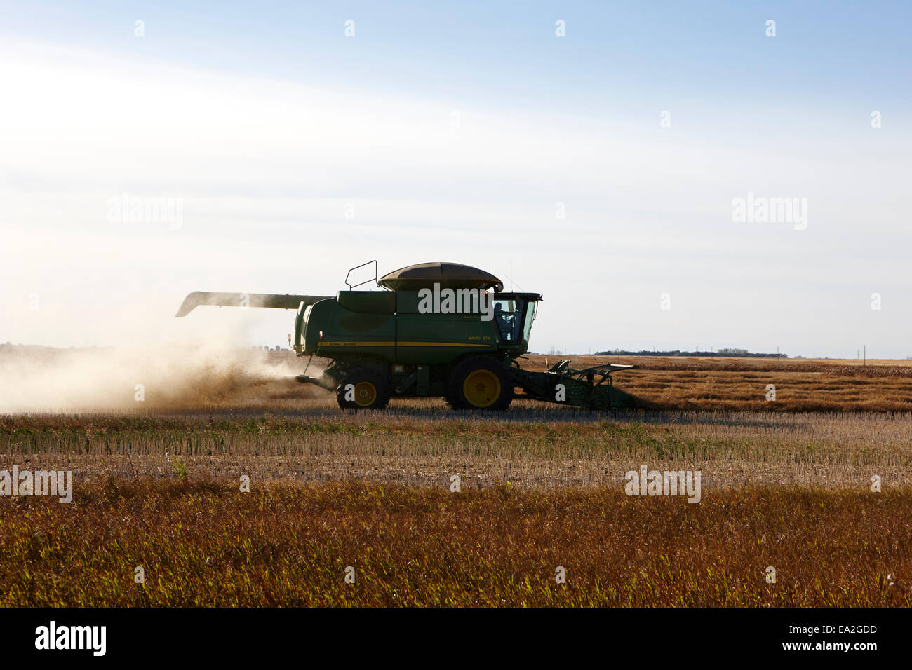Moissonneuses-batteuses John Deere la récolte sur les prairies de la Saskatchewan Canada Banque D'Images