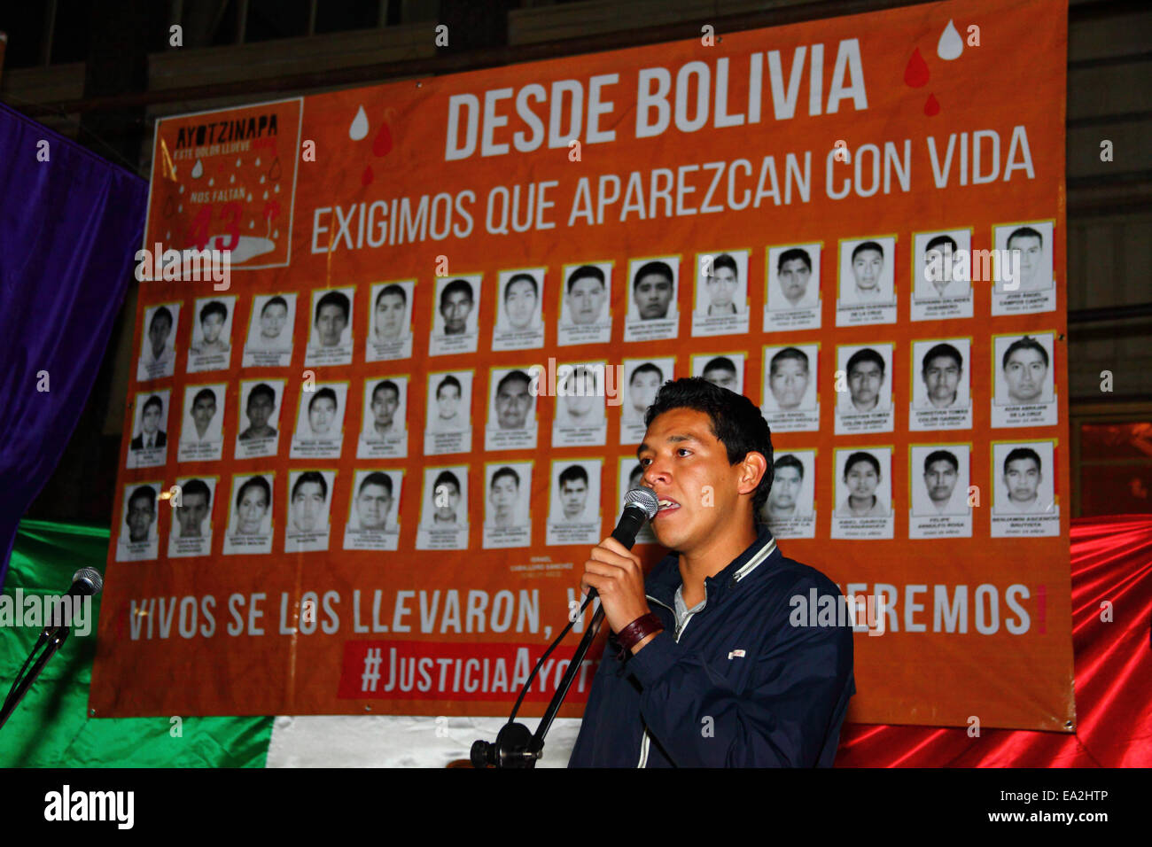 LA PAZ, BOLIVIE, 5 novembre 2014. Un chef d'étudiant parle lors d'un événement organisé pour montrer sa solidarité avec les 43 étudiants disparus au Mexique et pour exiger leur libération en toute sécurité. Les étudiants (qui étaient d'un collège de formation des enseignants à Ayotzinapa) ont disparu après avoir affronte la police dans la nuit du 26 septembre dans la ville d'Iguala dans l'État de Guerrero. Banque D'Images