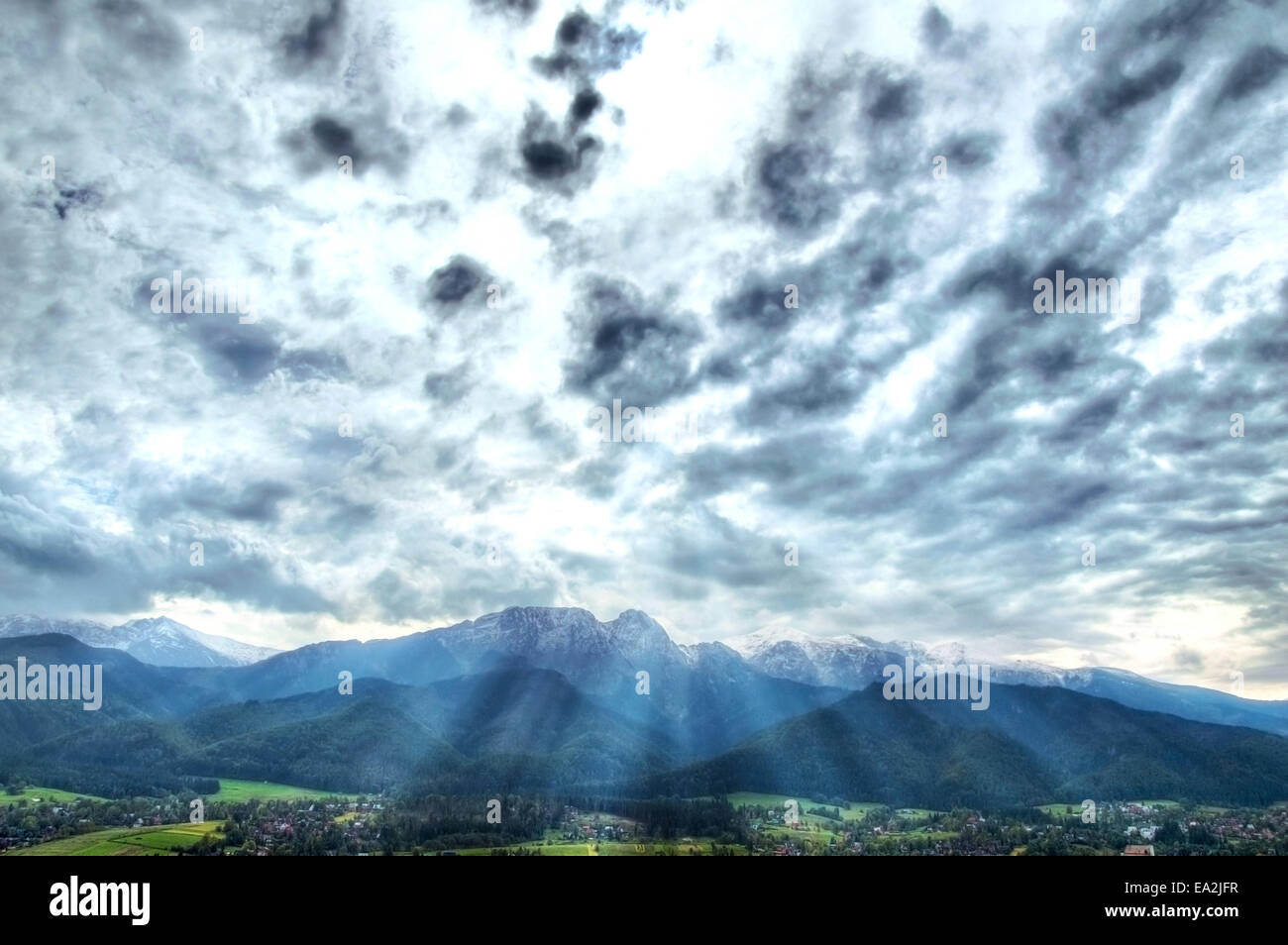 Nuages sur les montagnes Tatras Zakopane et ville. Nature Paysage. Banque D'Images