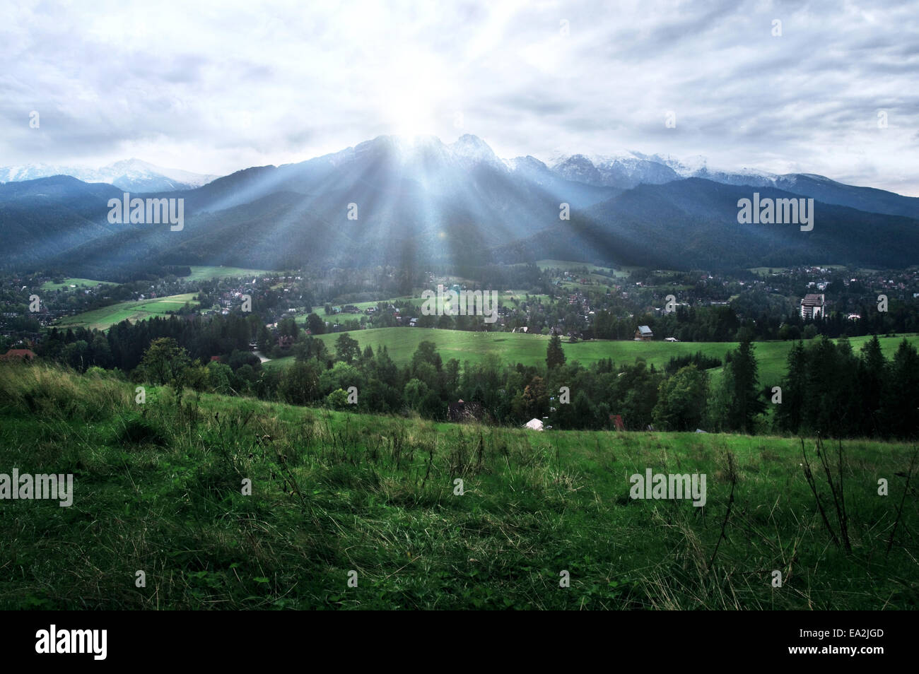 Nuages sur les montagnes Tatras Zakopane et ville. Nature Paysage. Banque D'Images