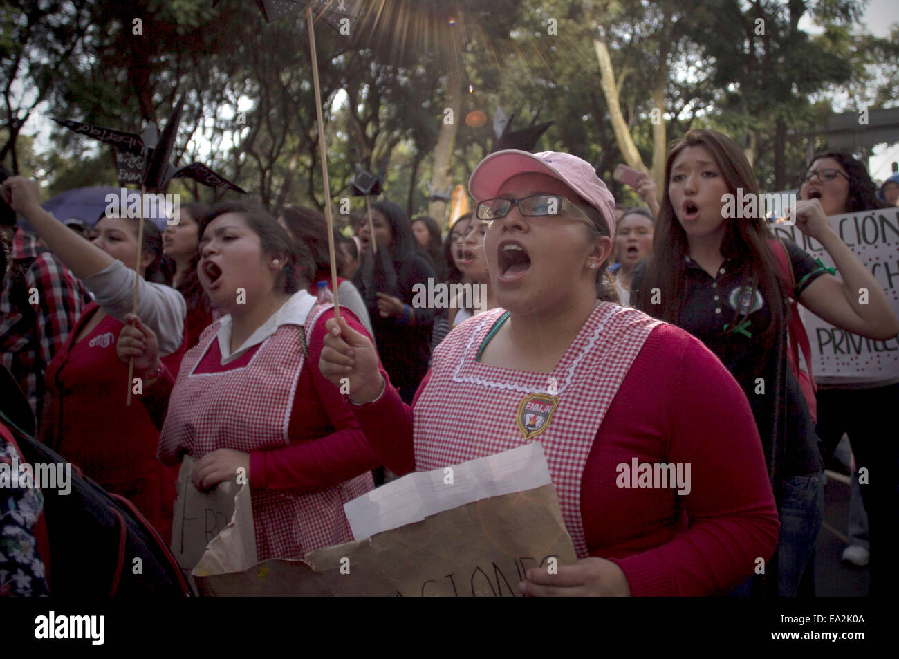 La ville de Mexico, Mexique. 5Th Nov, 2014. Les résidents participent à la marche pour les 43 étudiants de l'absence de l'école normale d'Ayotzinapa rural, dans la ville de Mexico, capitale du Mexique, le 5 novembre 2014. L'Assemblée générale pour l'Ayotzinapa Interuniversitaire a convenu d'une grève nationale de 72 heures et a appelé à une marche le mercredi pour exiger le retour en toute sécurité des 43 étudiants disparus, selon la presse locale. Crédit : David de la Paz/Xinhua/Alamy Live News Banque D'Images