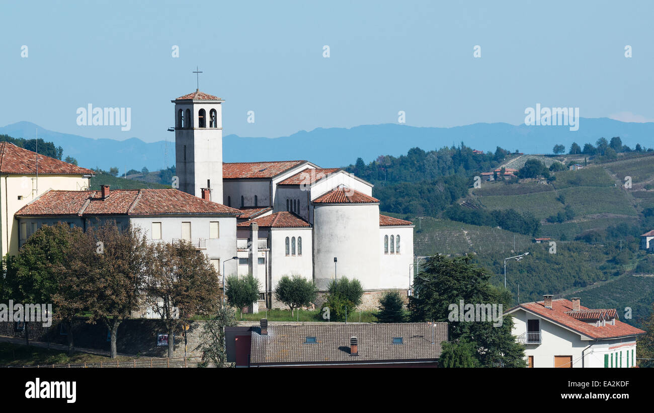 Italie,panorama de vignobles du Piémont : Langhe-Roero et Monferrato sur la Liste du patrimoine mondial de l'UNESCO : le village de Camo Banque D'Images