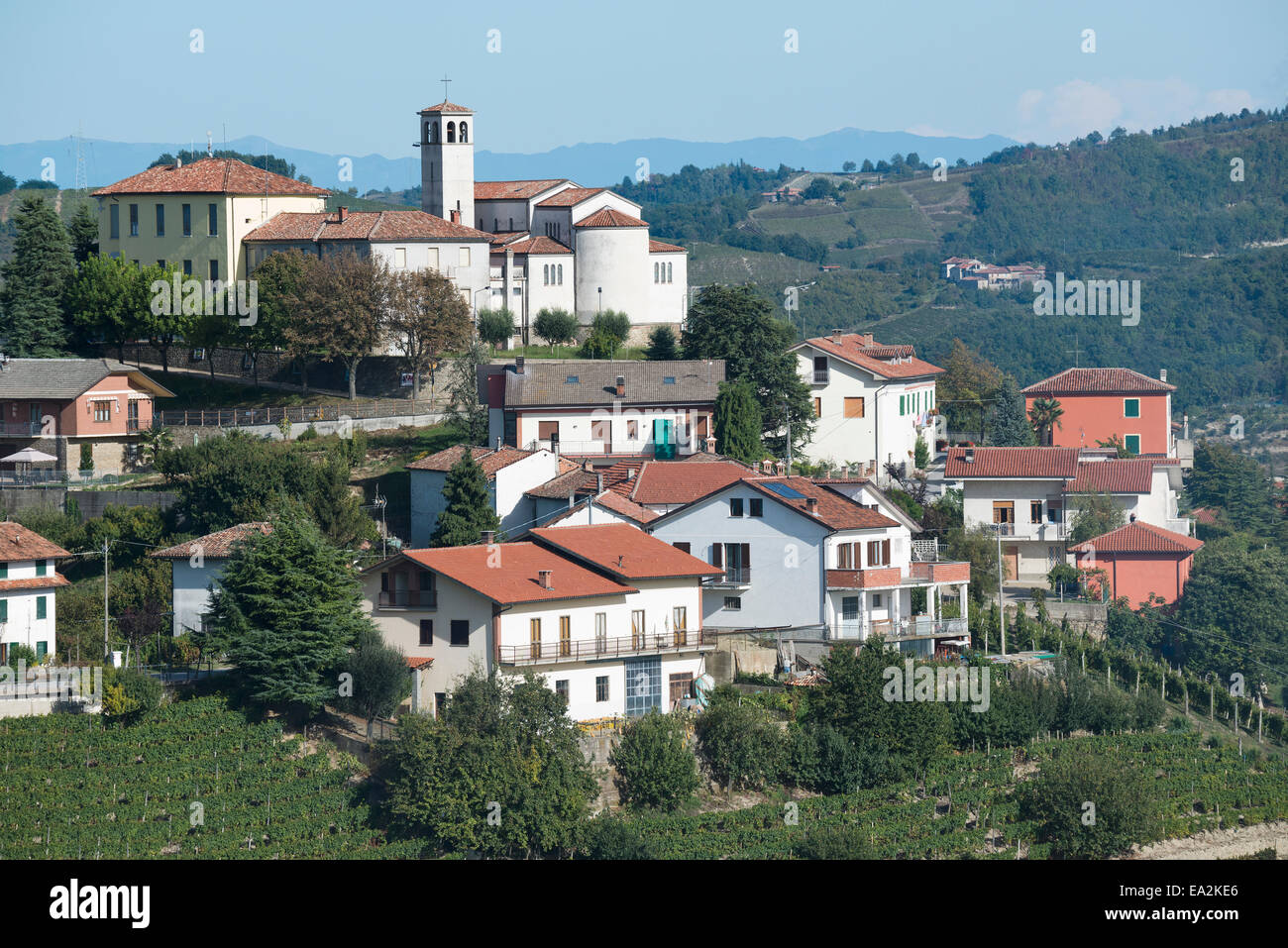 Italie,panorama de vignobles du Piémont : Langhe-Roero et Monferrato sur la Liste du patrimoine mondial de l'UNESCO.Le village de Camo Banque D'Images