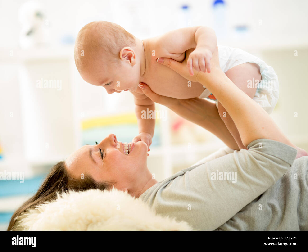 Mère avec bébé à la maison ludique Banque D'Images