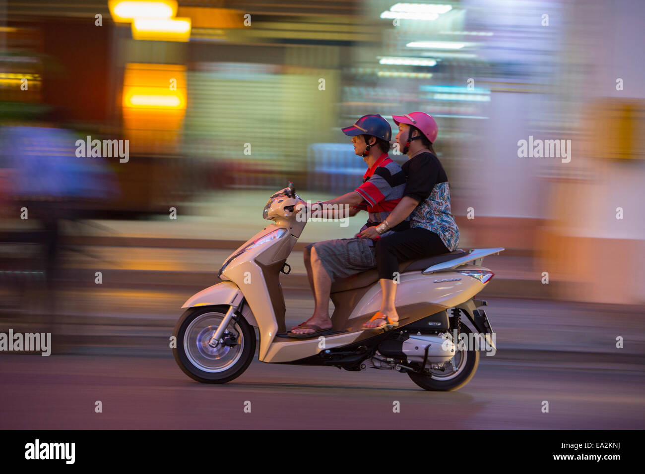Pan moto contre les lumières de la ville de Saigon, Vietnam Banque D'Images