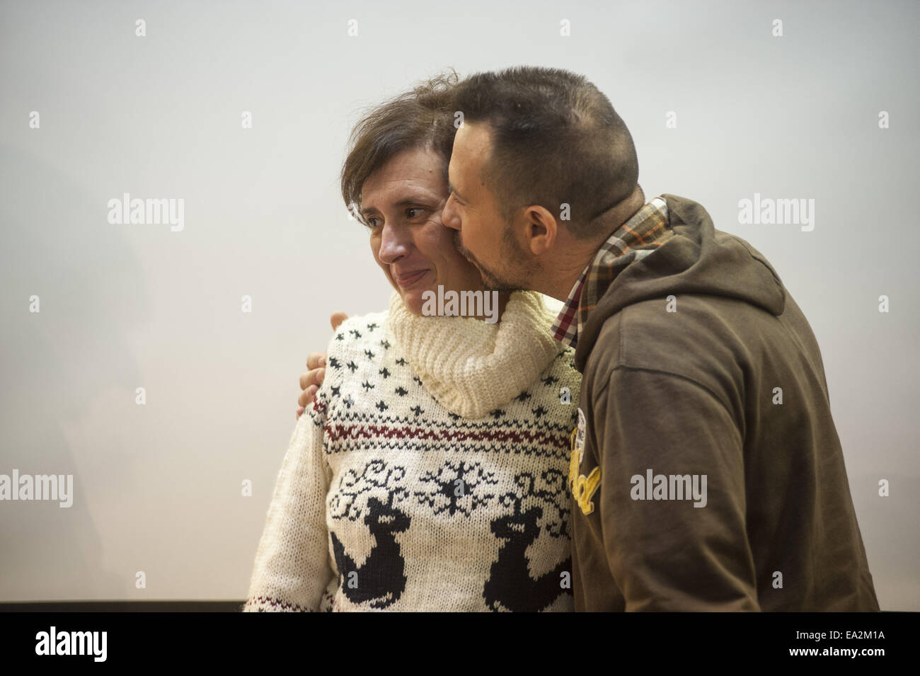 Madrid, Espagne. 5Th Nov, 2014. TERESA ROMERO, à gauche, a été embrassé par son mari Javier LIMON après qu'elle a reçu son congé de l'hôpital. Romero, une infirmière auxiliaire espagnol qui a été la première personne à être infectés par Ebola à l'extérieur de l'Afrique, a parlé après qu'elle a été libéré de l'hôpital Carlos III. © Nacho Guadano/ZUMA/Alamy Fil Live News Banque D'Images