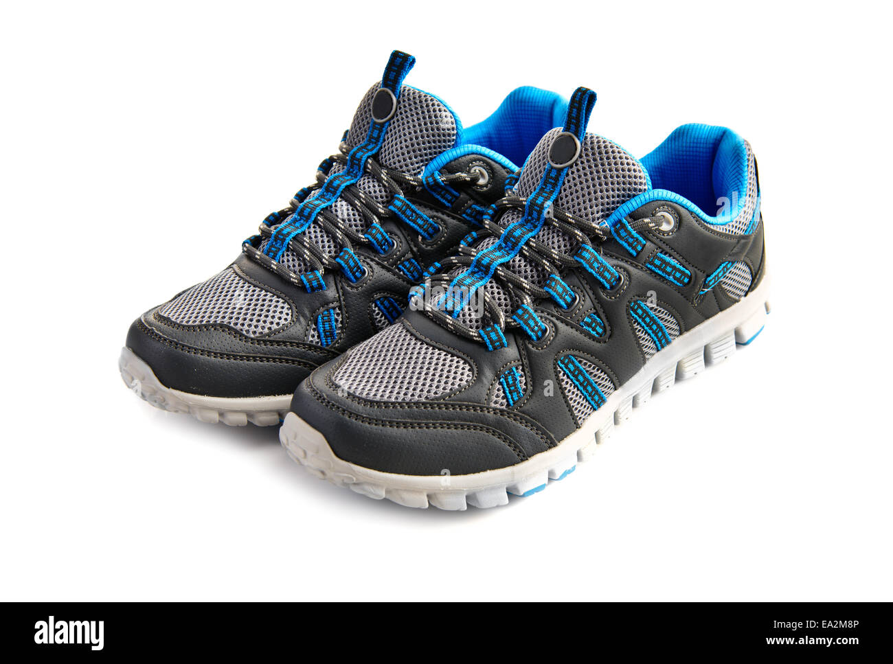 Paire de formateurs bleu sur fond blanc Banque D'Images