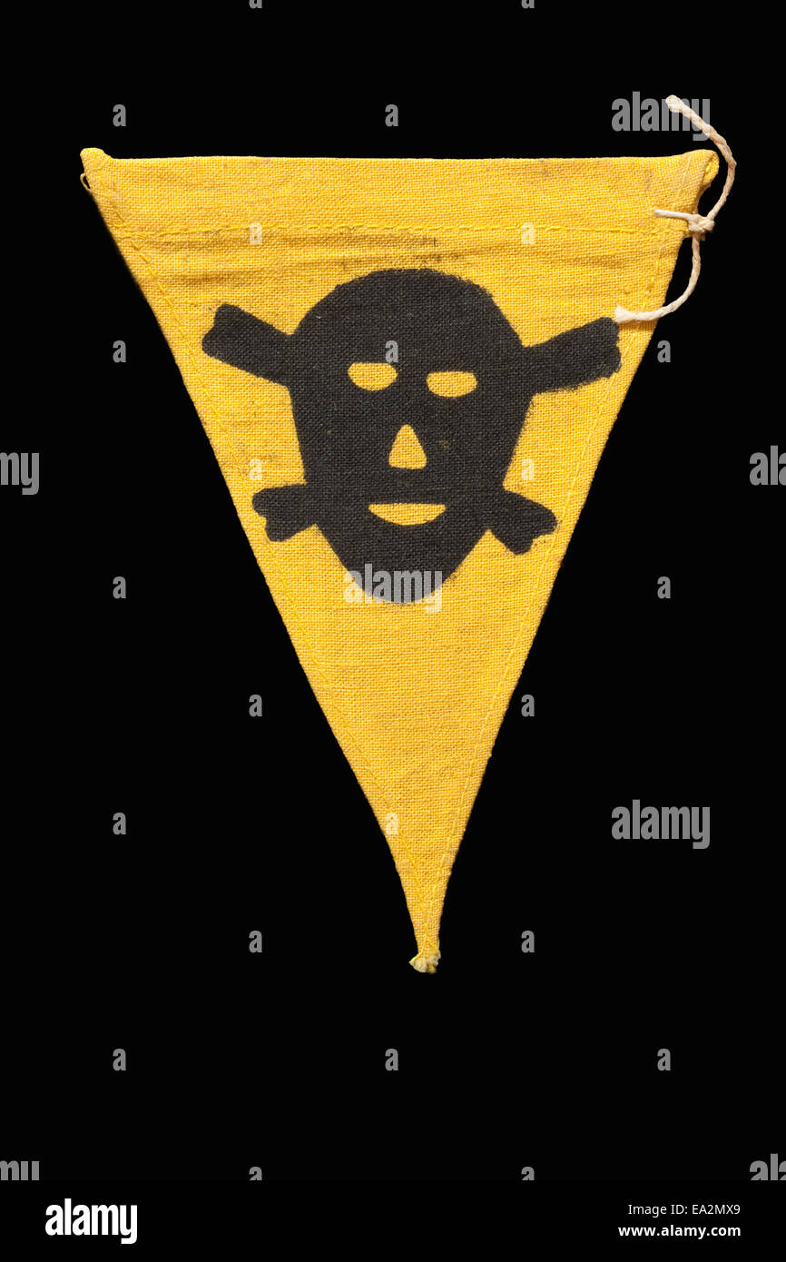 1940 Drapeau et symbole utilisé par l'armée allemande pendant la Seconde Guerre mondiale pour marquer les champs de mines et des zones toxiques Banque D'Images