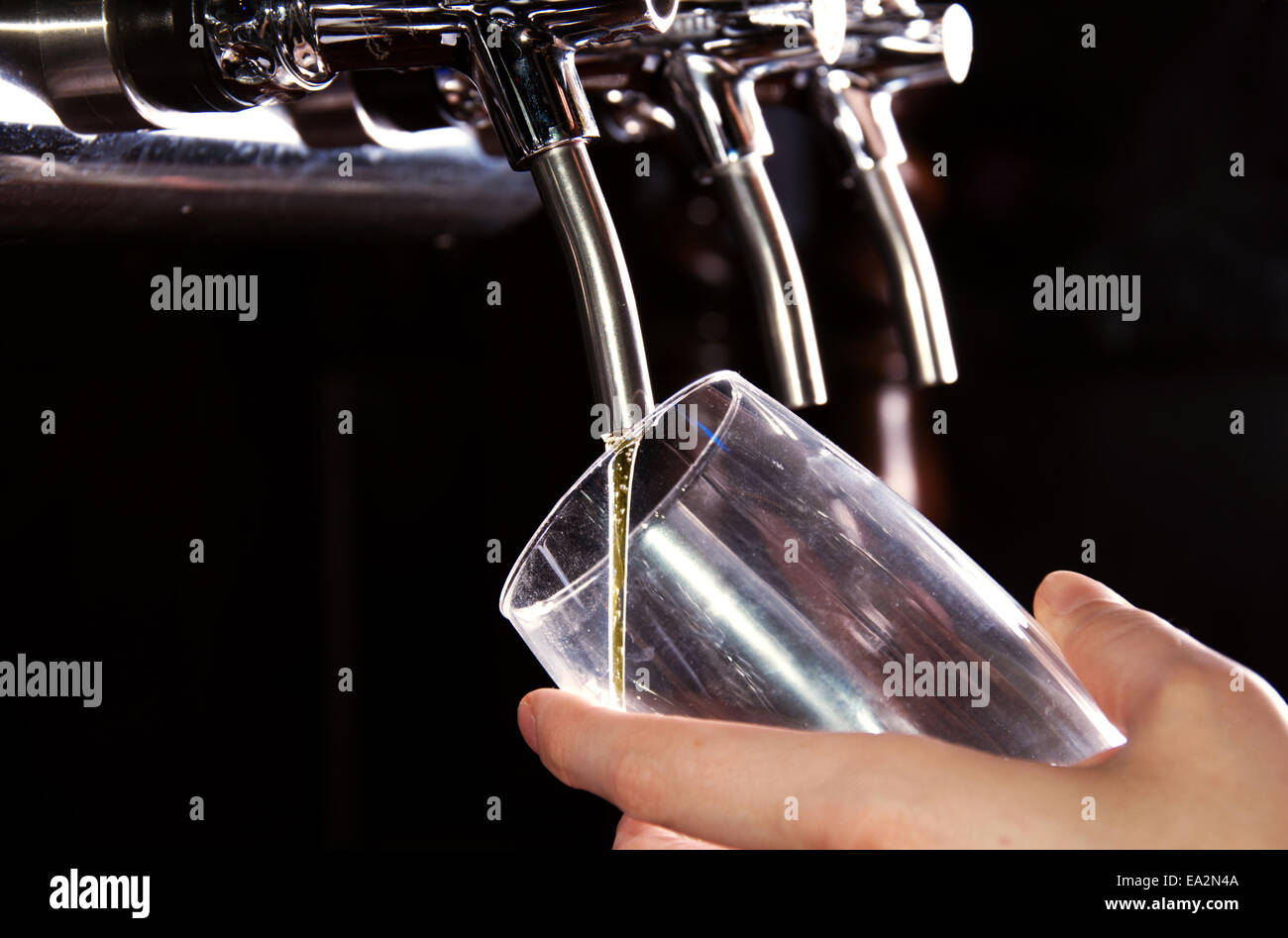 Image conceptuelle de l'alcool. Barman donnant l'bière de distributeur. Banque D'Images