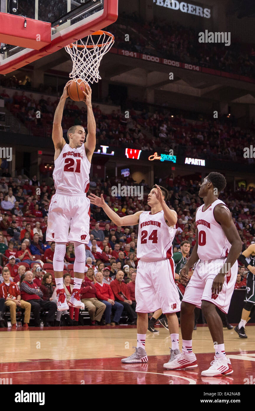 5 novembre 2014 : Wisconsin Badgers guard Josh Gasser # 21 s'empare d'un rebond au cours de l'exposition jeu de basket-ball de NCAA entre UW-Rangers Parkside et le Wisconsin Badgers au Kohl Center à Madison, WI. Le Wisconsin a défait UW-Parkside 77-40. John Fisher/CSM Banque D'Images