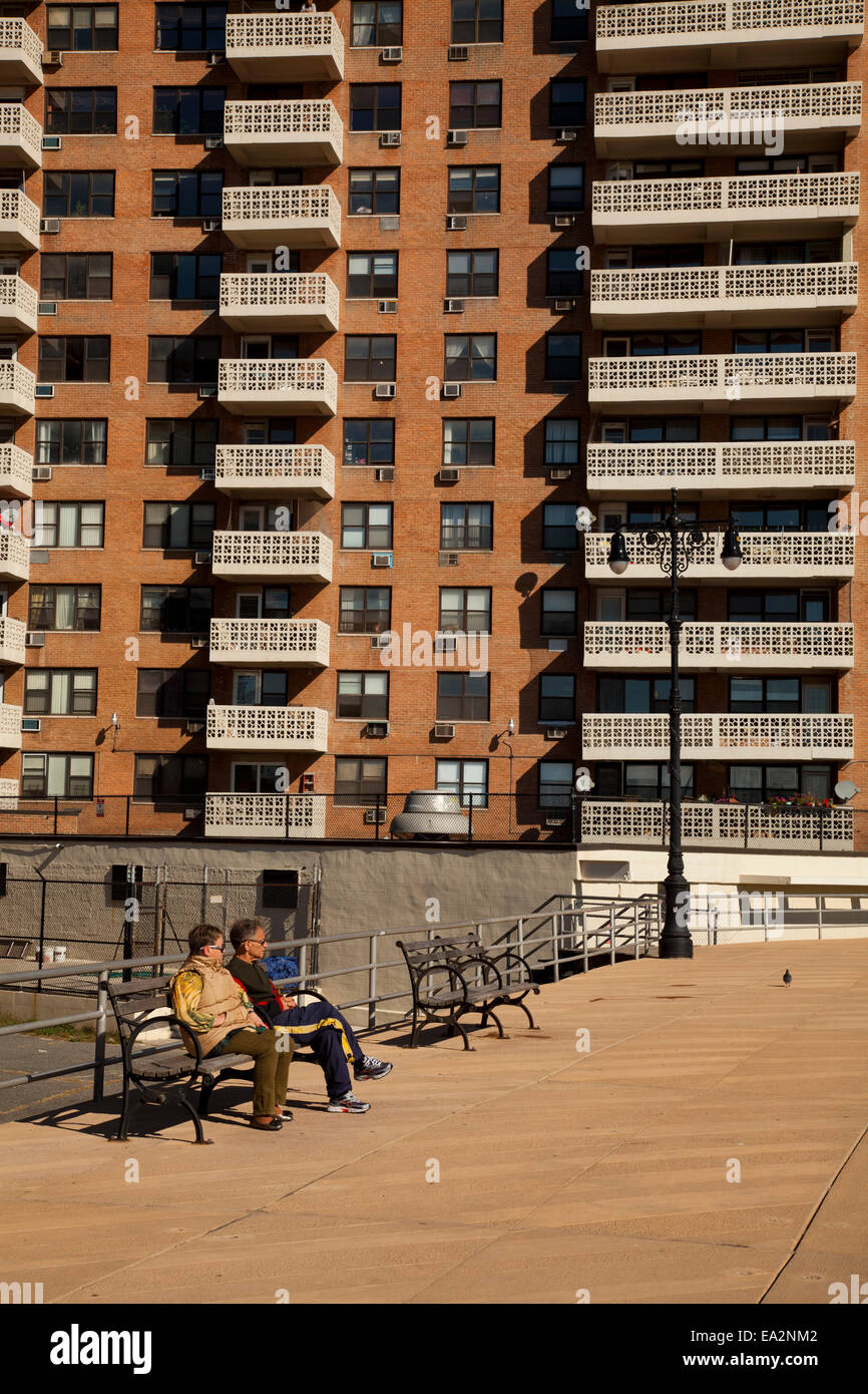 Les aînés s'asseoir sur la promenade, Brighton Beach, Brooklyn, New York, États-Unis d'Amérique Banque D'Images