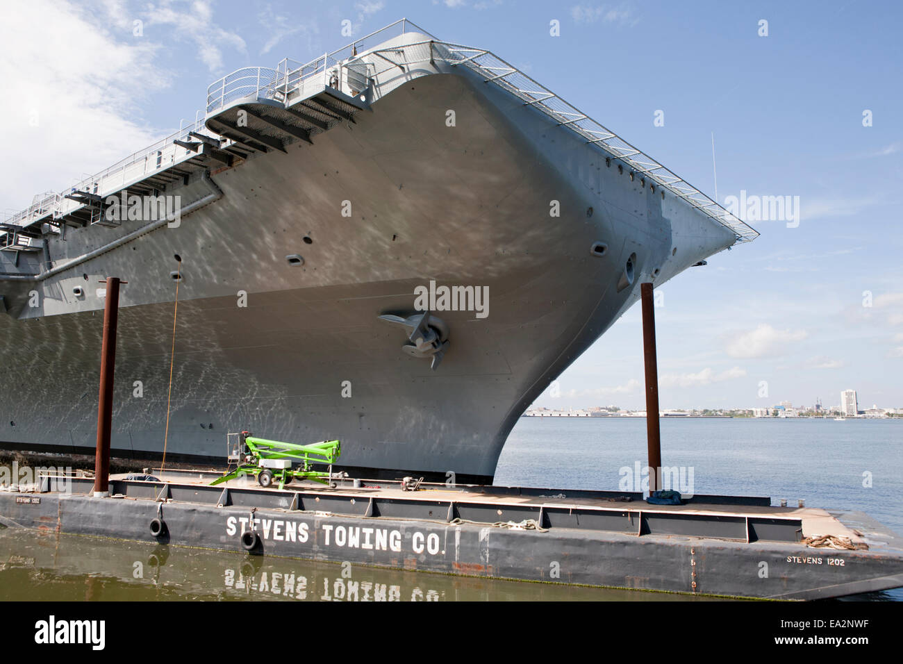Face avant du USS YORKTOWN (CV-10), et de remorquage de barge et Patriot's Point, en Caroline du Sud Banque D'Images