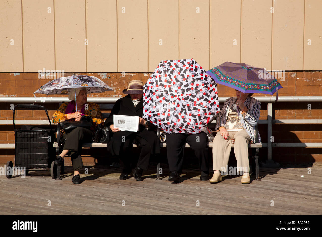 Les aînés s'asseoir sur la promenade, Brighton Beach, Brooklyn, New York, États-Unis d'Amérique Banque D'Images