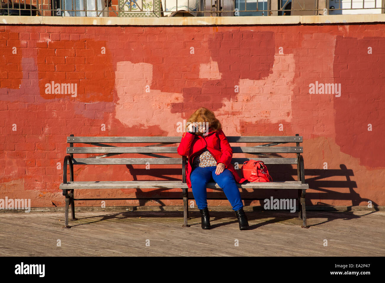 Une femme assise sur la plage de Brighton, Promenade de Brooklyn, New York, États-Unis d'Amérique Banque D'Images