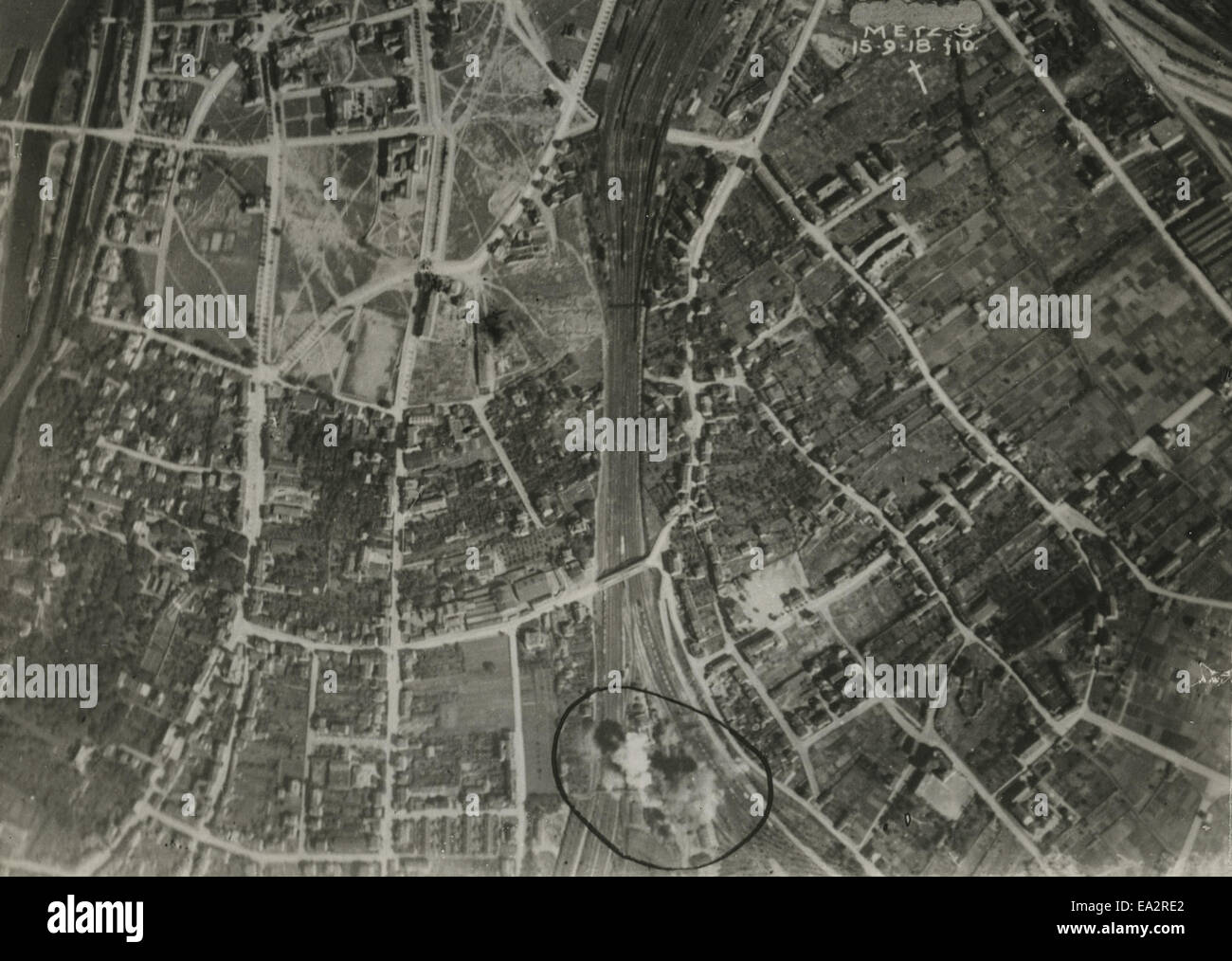 L'image représente la dévastation des bombes explosant au sommet du Triangle ferroviaire à Metz-Sablon pendant la première Guerre mondiale. Cette scène capture les moments intenses de la guerre aérienne et l'impact du conflit sur la région. Banque D'Images