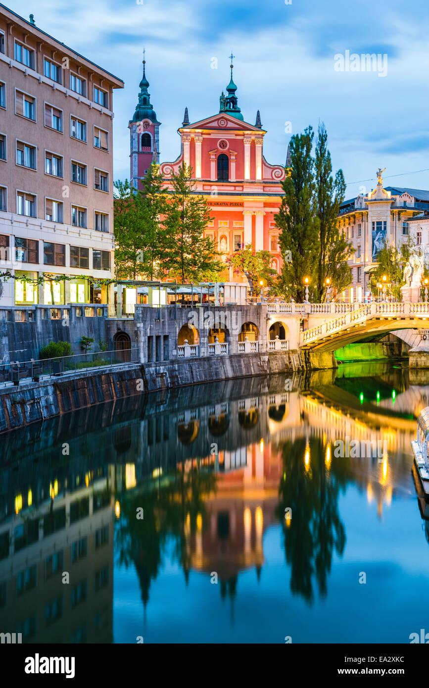Ljubljana triple pont et l'église franciscaine de l'annonciation reflète dans la rivière Ljubljanica la nuit, Ljubljana, Slovénie Banque D'Images