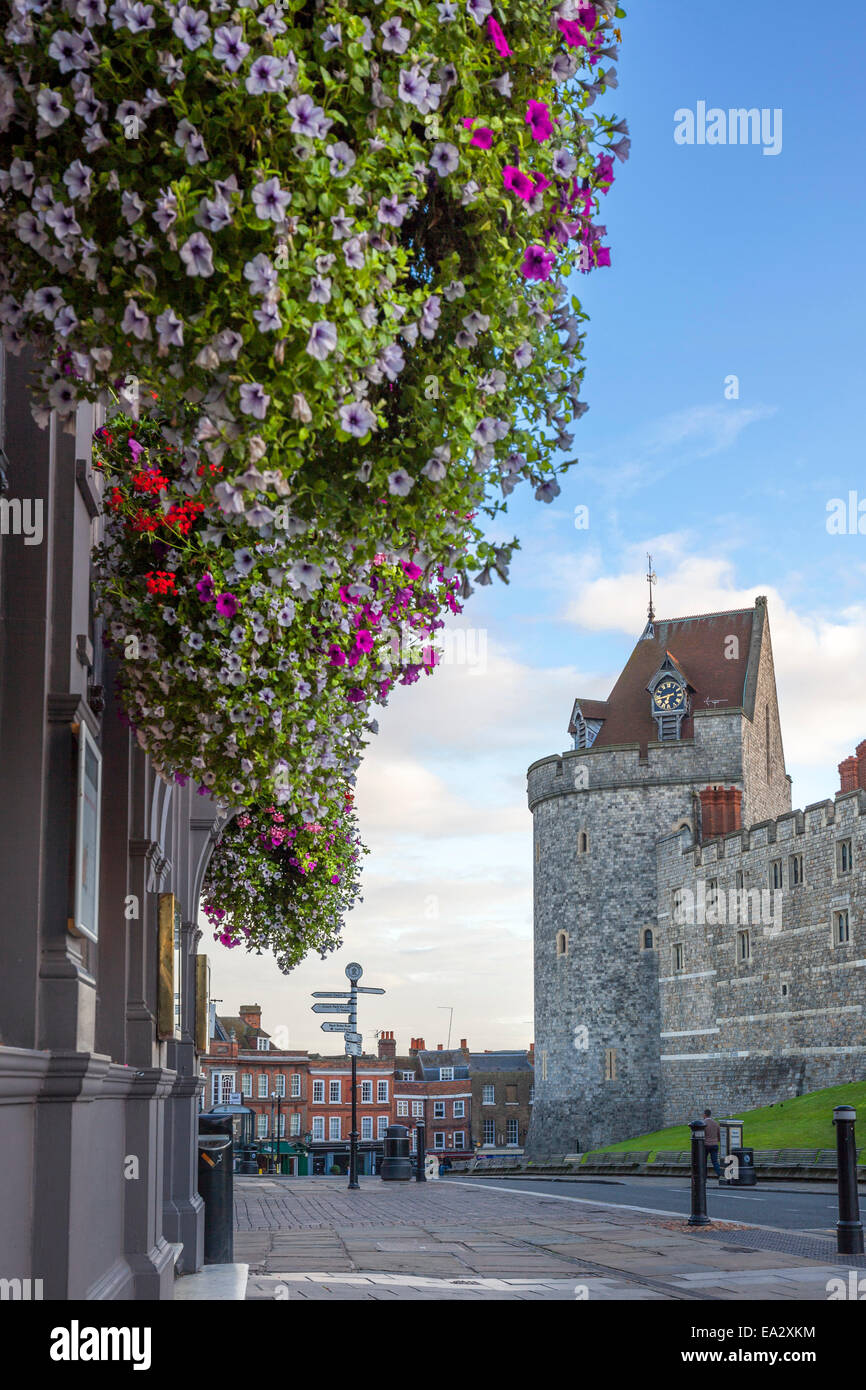 Fleurs suspendues à Windsor high street avec en arrière-plan le château de Windsor, Windsor, Berkshire, Angleterre, Royaume-Uni Banque D'Images