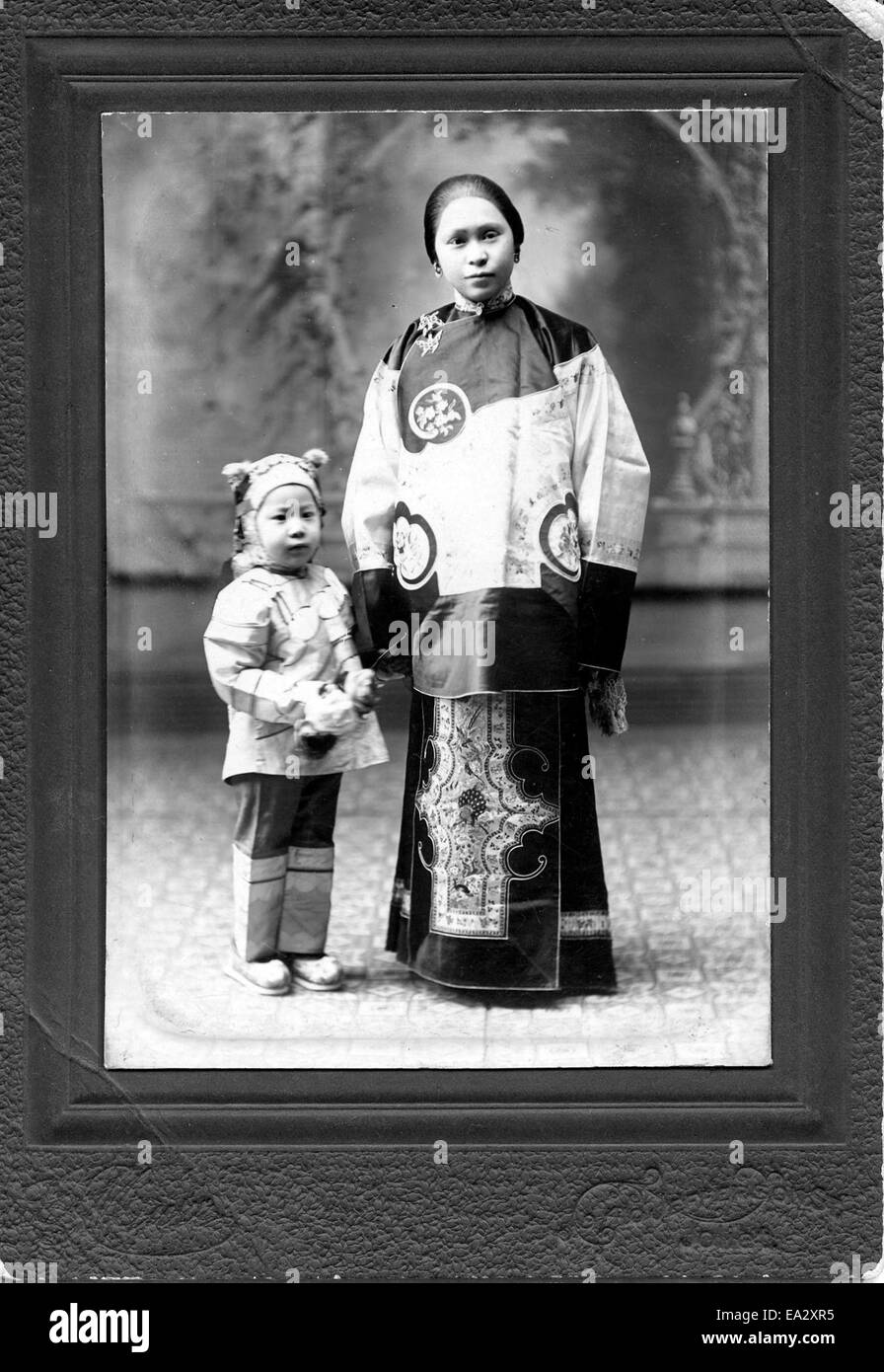 Ce portrait illustre la relation intime entre une femme et un enfant, en mettant l’accent sur leurs expressions et le lien qu’ils partagent. Le style du portrait suggère une focalisation sur le lien personnel et l'amour familial. Banque D'Images