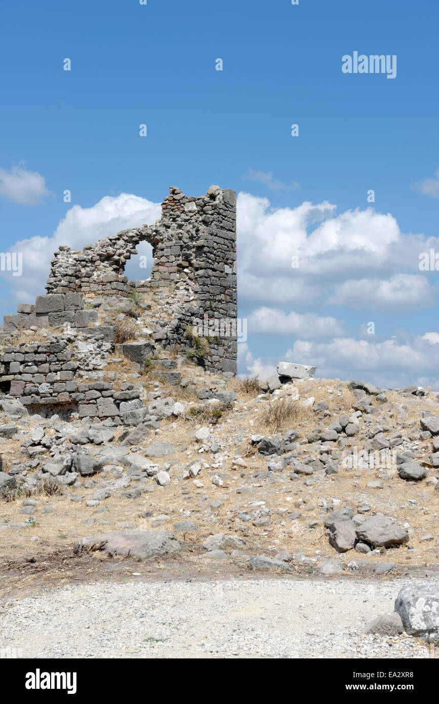Ruines de fortifications sur la partie supérieure de l'ancienne Acropole Pergame jour moderne Bergama, Turquie. Banque D'Images