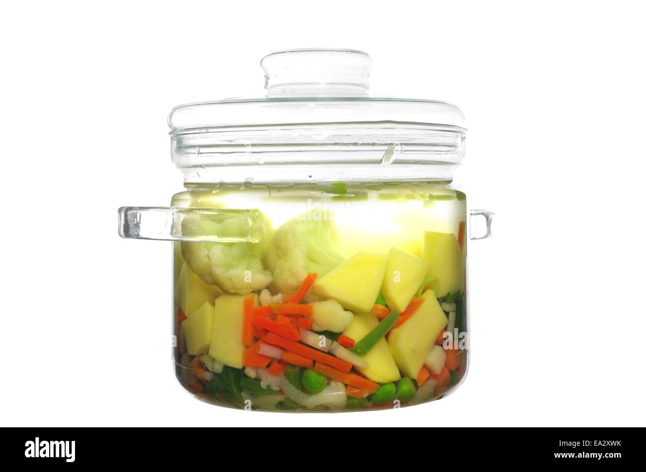 Pot en verre de soupe sur fond blanc Banque D'Images