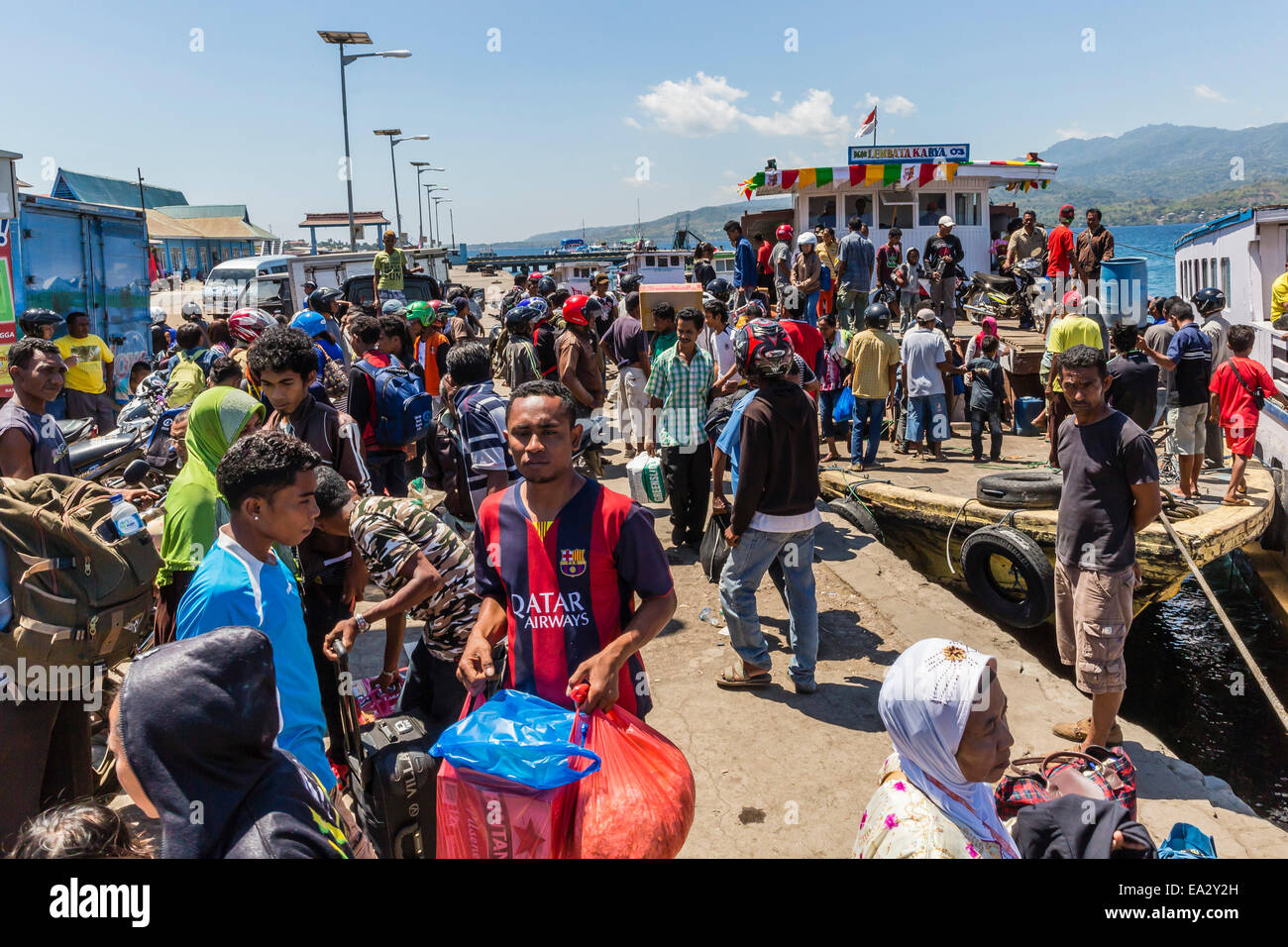 Le port très animé ville de Larantuka, capitale de l'île de Flores, en Indonésie, en Asie du Sud-Est, l'Asie Banque D'Images