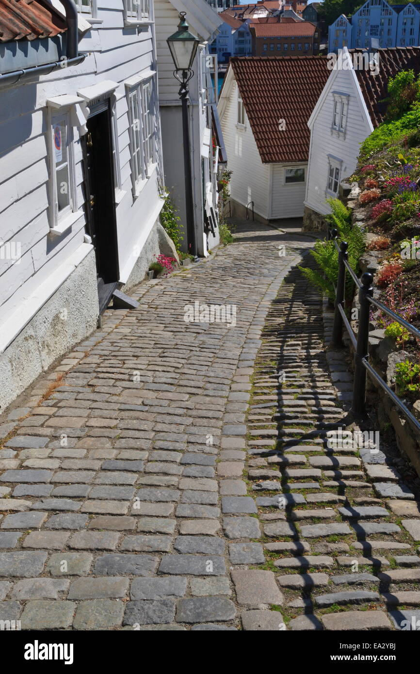 Rue Pavée raide et maisons en bois blanc, Vieux Stavanger (Gamle Stavanger), Stavanger, Norway, Scandinavia, Europe Banque D'Images