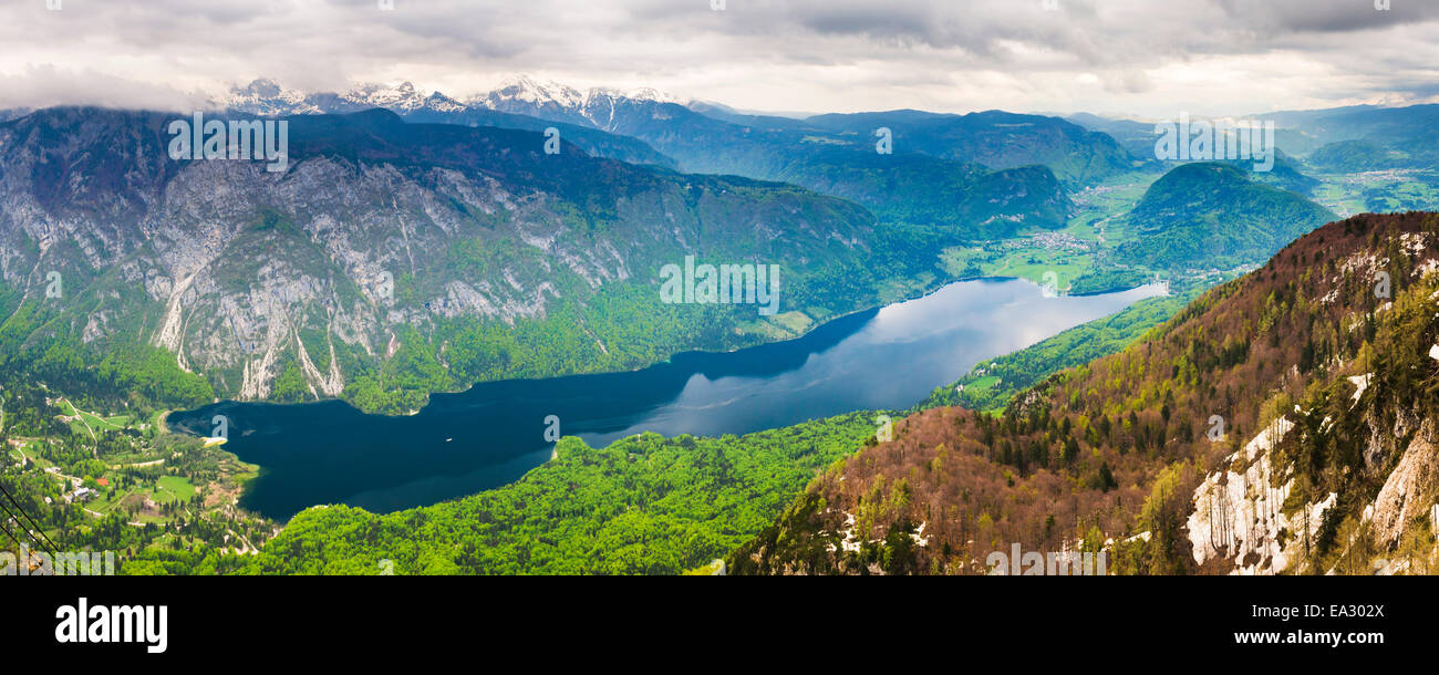 Lac de Bohinj Bohinjsko Jezero) (vu de la station de ski de Vogel, parc national du Triglav, Alpes Juliennes, en Slovénie, Europe Banque D'Images