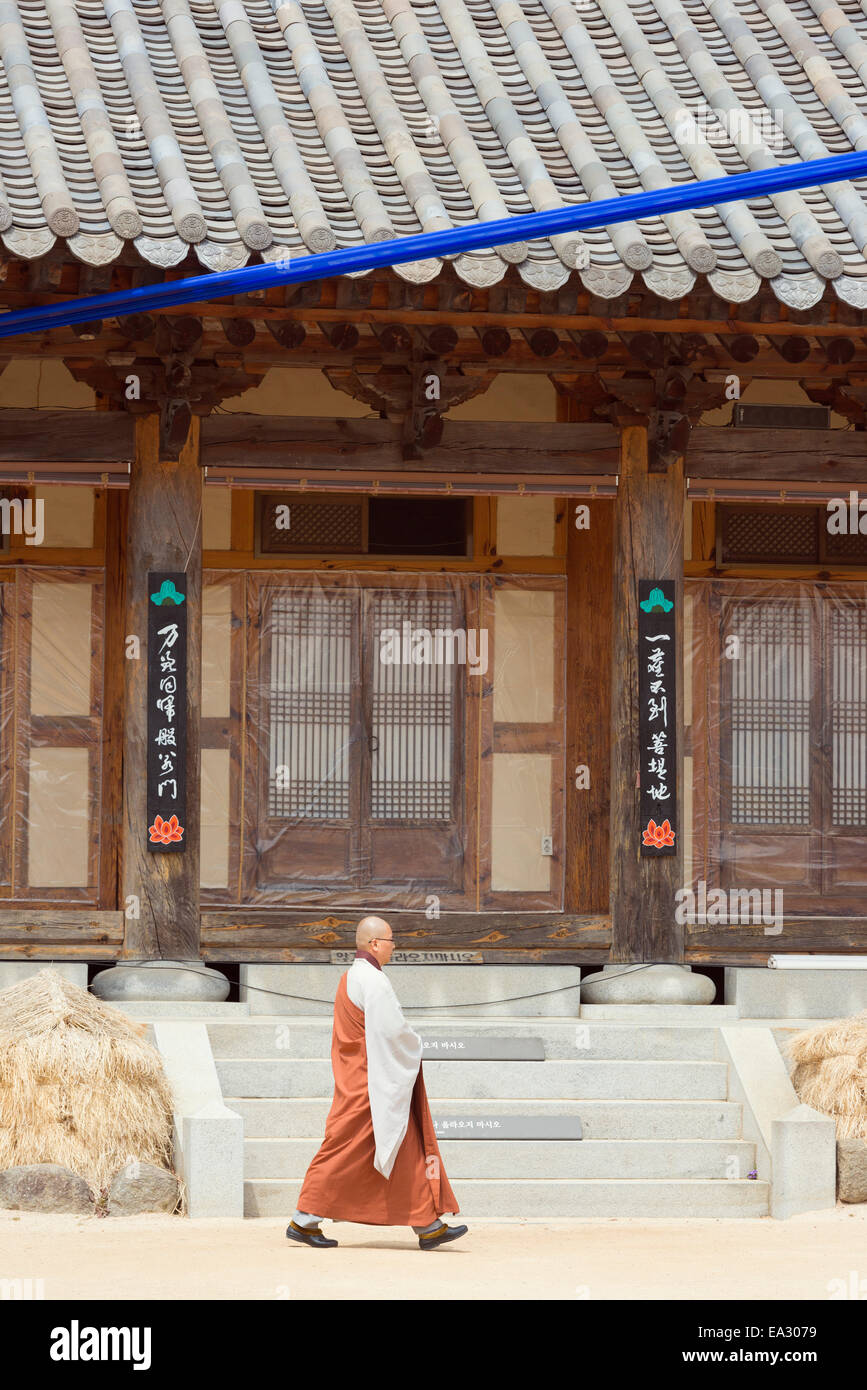 Moine au temple bouddhiste de Heian, UNESCO World Heritage Site, Heiansa, Parc National de Gayasan, Corée du Sud, Asie Banque D'Images